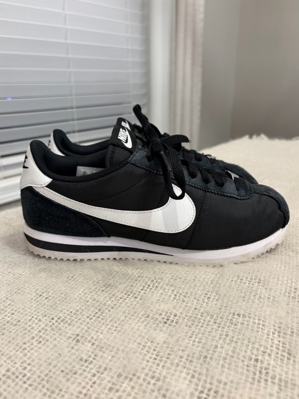 NIKE  Classic Cortez Black and white retro Womans size 8  D 72795-001 - Picture 2 of 11